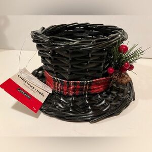 NWT ASHLAND SMALL CHRISTMAS WICKER TOP HAT BASKET.